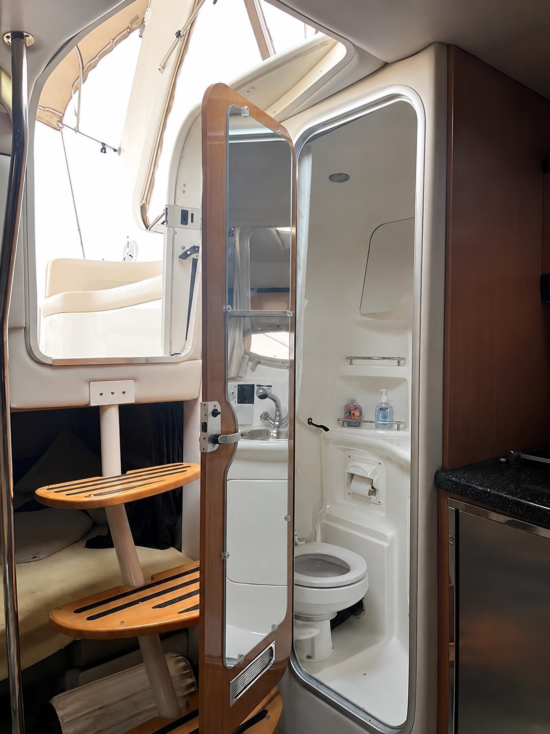 Chaparral 310 head with shower