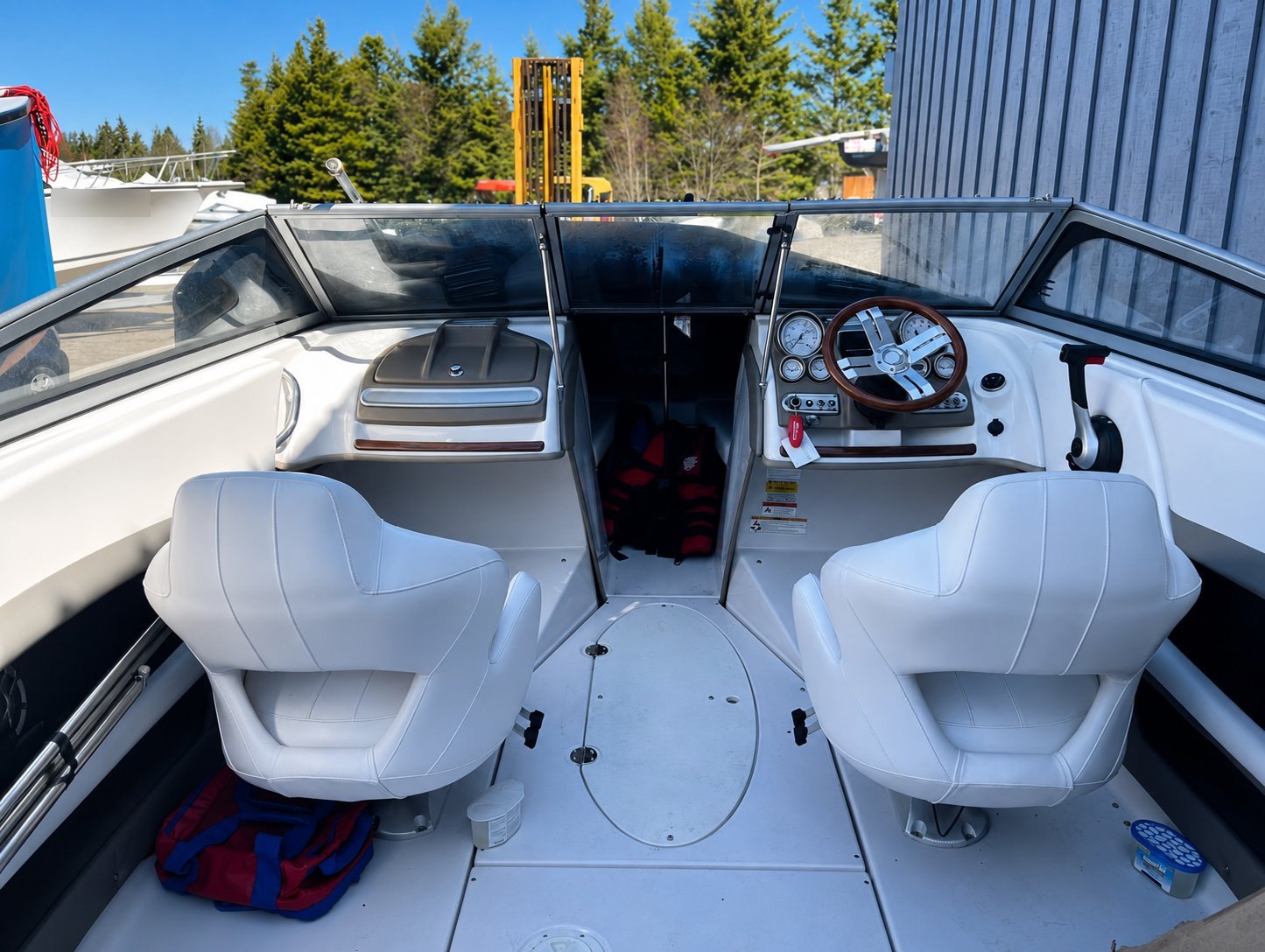 Glastron GLS 215 interior seating and helm