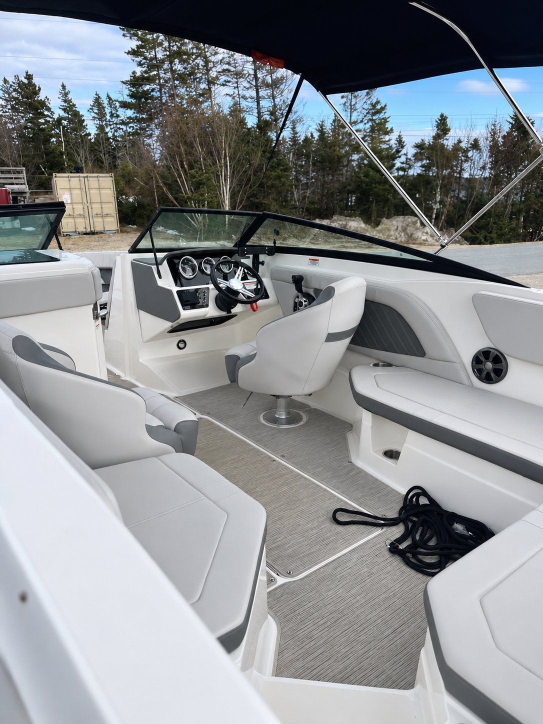 Sea Ray SPX 230 cockpit seating