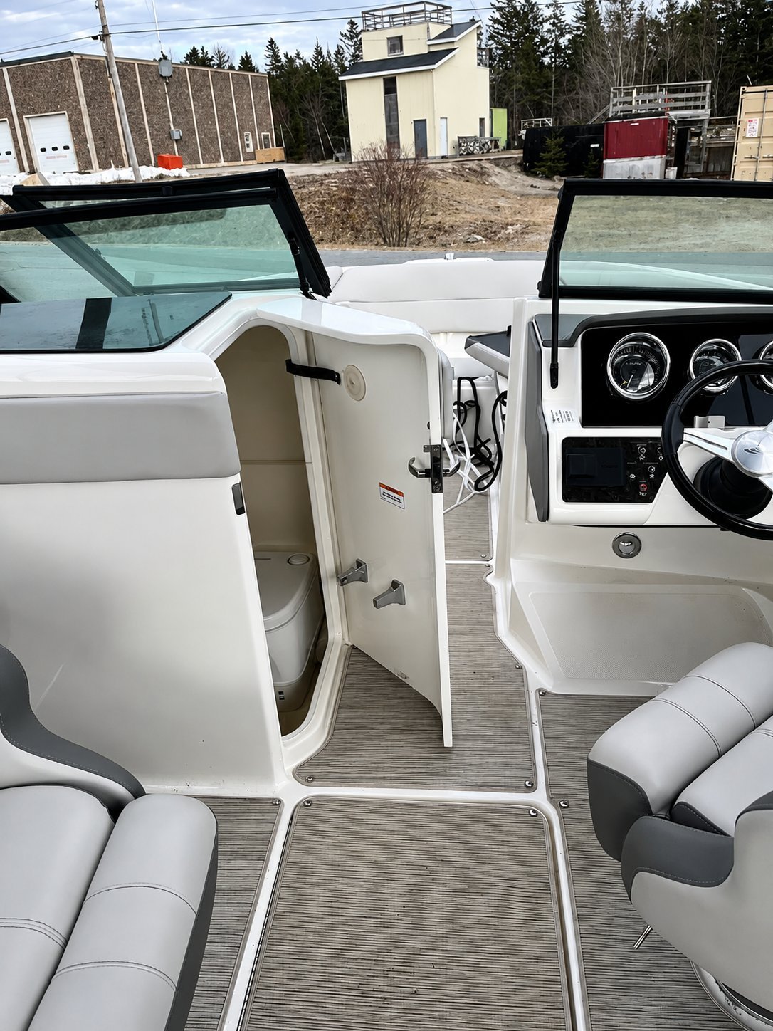 Sea Ray SPX 230 enclosed head